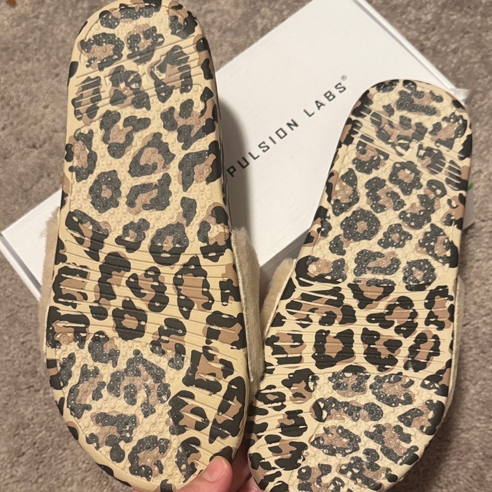 APL womens Shearling Slide Sandals with Leopard-Print - Picture 2 of 5